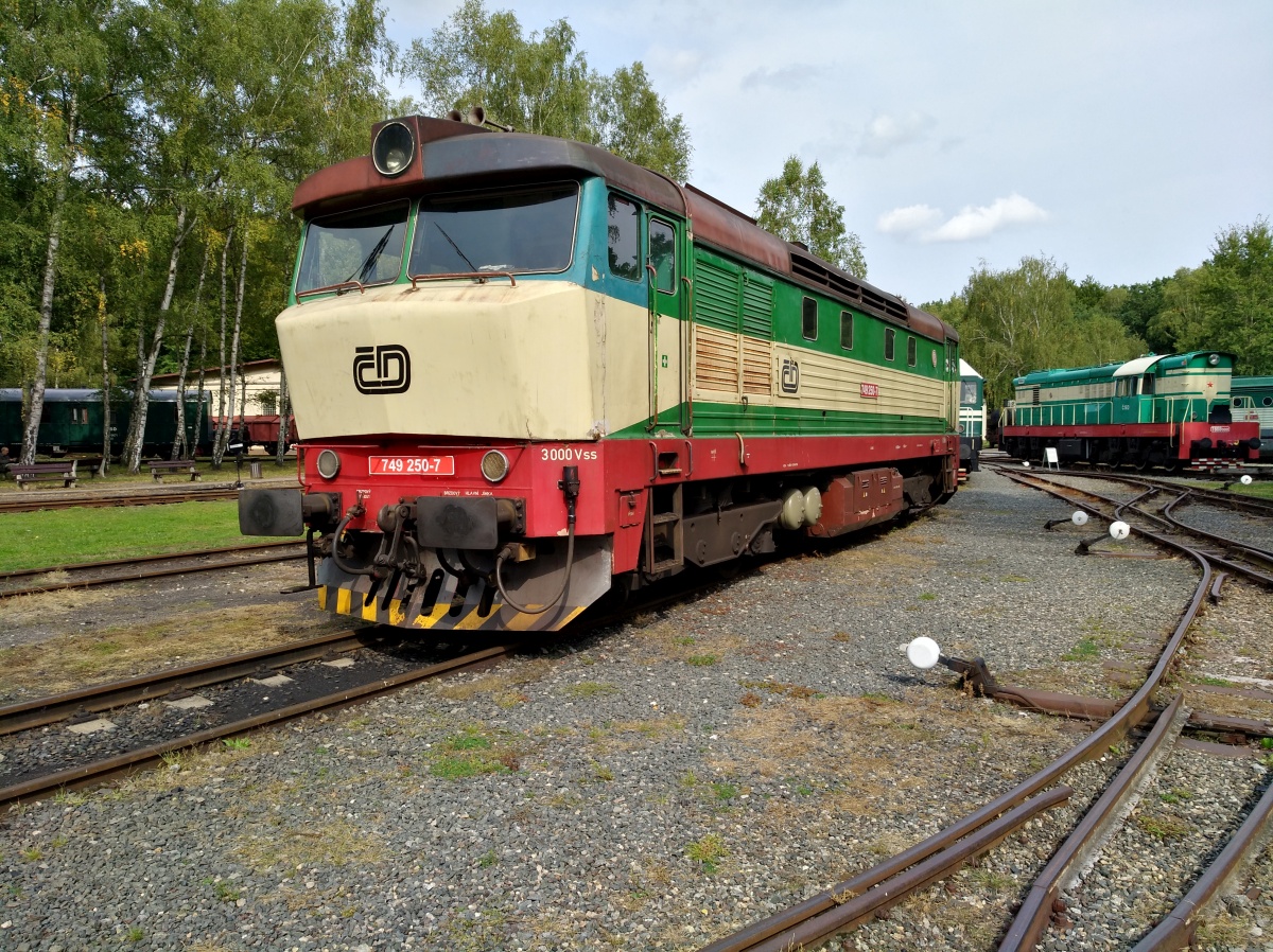 Motorová lokomotiva 749.250-7 Bardotka - foto 626